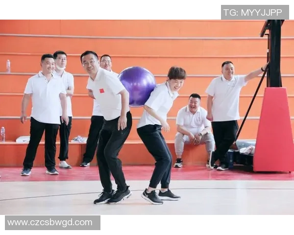 足球球星挑战毽球技术极限 展现惊人脚法与灵活身姿